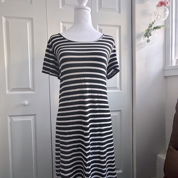 Nordstrom Black and White T-Shirt Dress with Short Raglan Sleeves and Scoop Neck - Picture 2 of 5
